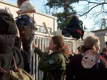 Portin yli ja sisään