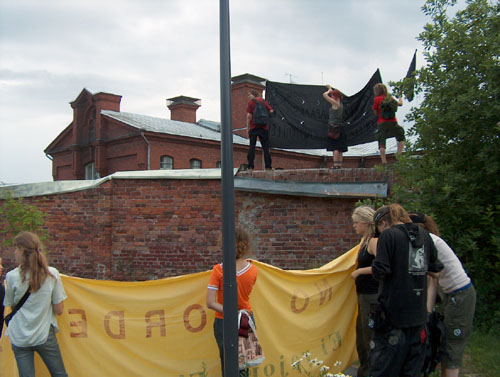 Katajanokan säilöönottokeskuksella osoitettiin mieltä 19.7. Mohammadreza Tolouein karkotuksen perumiseksi