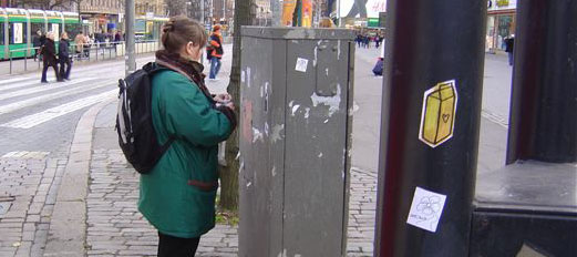 täti putsaa kaappia