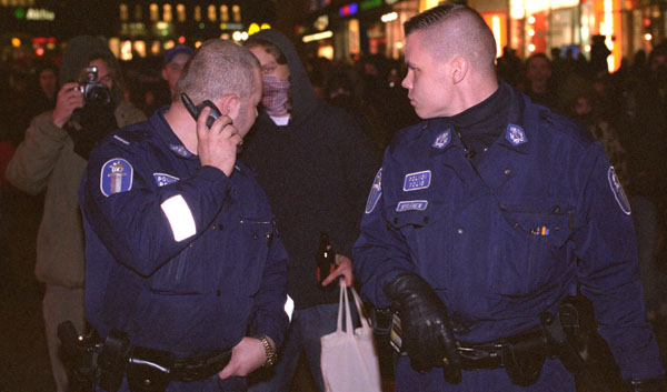 Jepariaatti salamavalojen säihkeessä