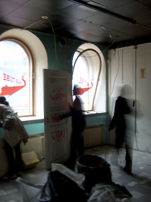 siivous ja barrikadien rakentelu alkoi saman tien