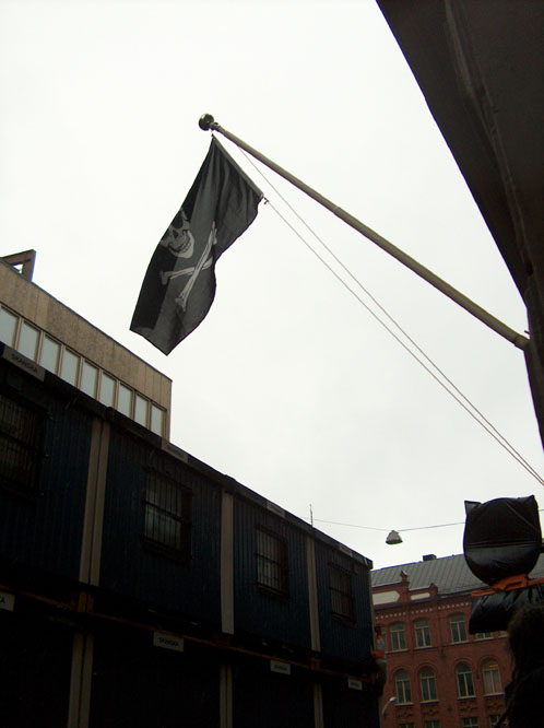 lippusalkoon ilmestyi piraattilippu