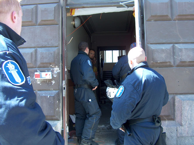 Poliisit tunkeutuivat Omegaan kahden viikon kuluttua talon käyttöönotosta