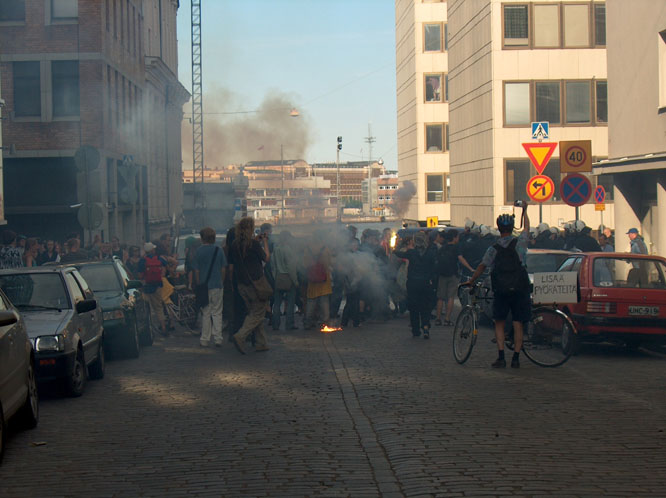 Mielenosoittajat vastasivat poliisin toimintaan sulkemalla risteyksen liikenteeltä