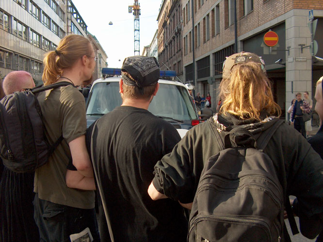 Poliisiautojen tielle tehtiin ihmisketju.