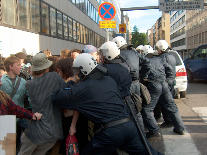Poliisi yritti työntää ihmiset pois tieltä.