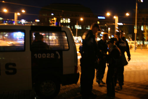 Puhu poliisille - joudut putkaan. Kuva Anonymous.