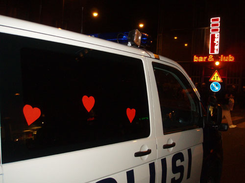 Söpöilyä Simonkadulla. Kuva Mari Lehtinen.