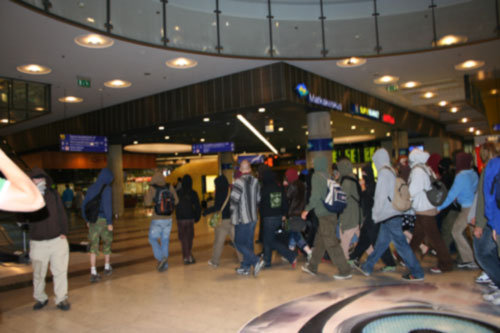 Väki vyöryy kauppakeskukseen. Kuva Anonymous.