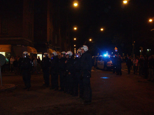 Poliisit olivat varustautuneet mellakkaan. Kuva Mari Lehtinen.