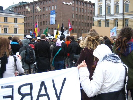 Mielenosoitus lähdössä liikkeelle senaatintorilta
