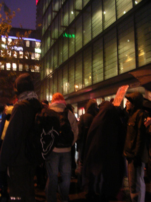 Kyltin teksti: "Asesinos!"