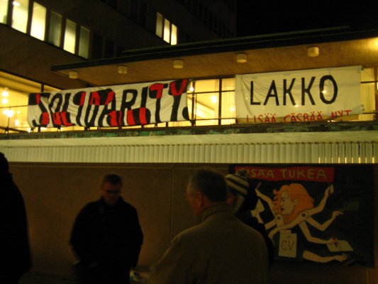 Kokoontuminen Porthanian edessä