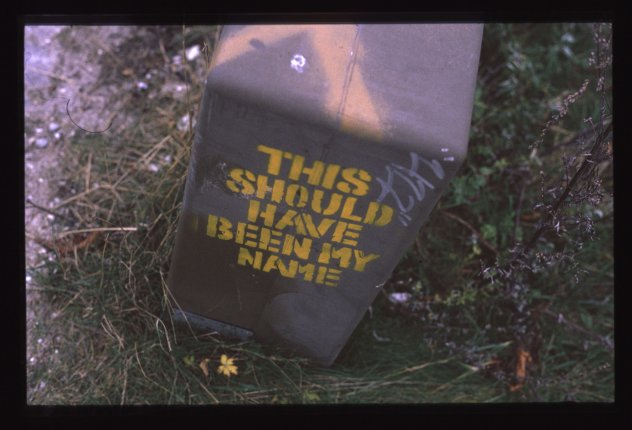 "Hautakiveen" maalattu teksti "This should have been my name"