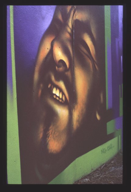 Graffiti, jossa iso, irvistävä naama