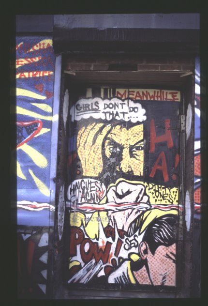 Graffiti tekstillä "Girls don