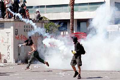 Kyynelkaasua Genovassa 2001