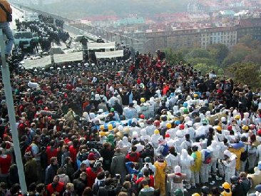 Valkohaalarit ja poliisit vastakkain Prahassa vuonna 2000