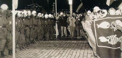 Valkohaalarit ja poliisi vastakkain Helsingissä vuonna 2000