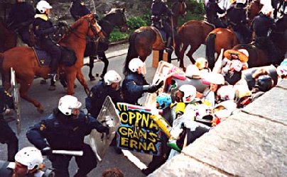 Valkohaalarit ja poliisi vastakkain Göteborgissa vuonna 2001