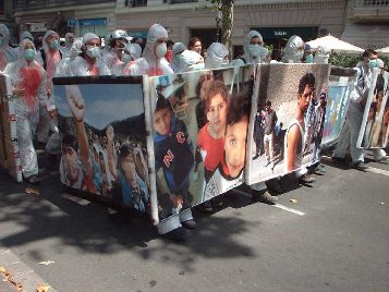 Valkohaalaririvistö Genovassa vuonna 2001