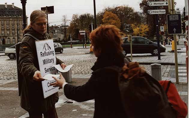 Mielenosoitus Suomen suurlähetystöllä Brysselissä 1.12.2001