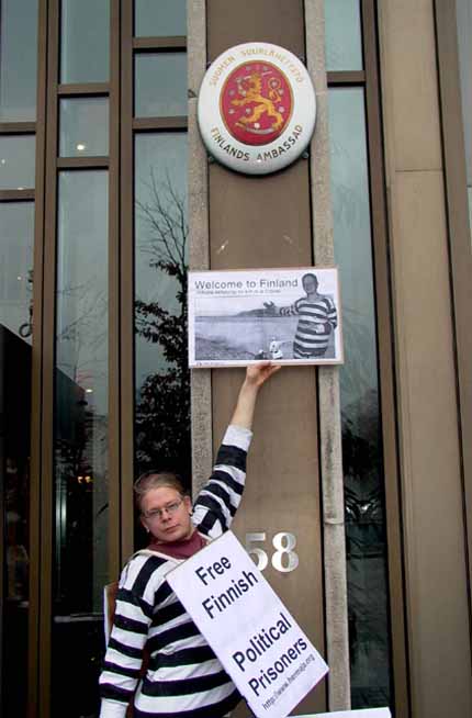 Mielenosoitus Suomen suurlähetystöllä Brysselissä 2.12.2002