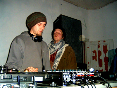 Bileet kuokkavieraiden valtaamassa talossa