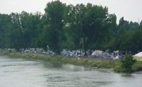 Noborder -leiri muutti Reinin rannan pitkäksi telttamereksi