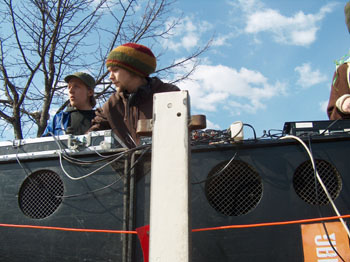 Musiikista vastaa Komposti Sound System